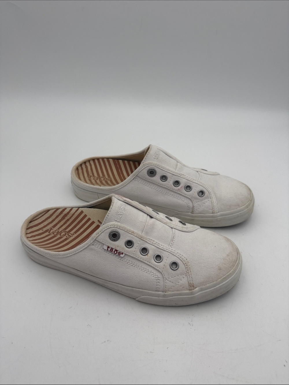 Taos White Slip-On Canvas Sneakers women 9.5 vacation beach casual retro